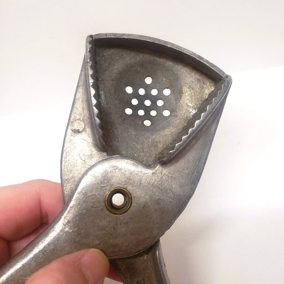 Vintage Irvin Ware Hand Held Citrus Juicer Lemon Squeezer Aluminum Made in USA - Picture 6 of 8